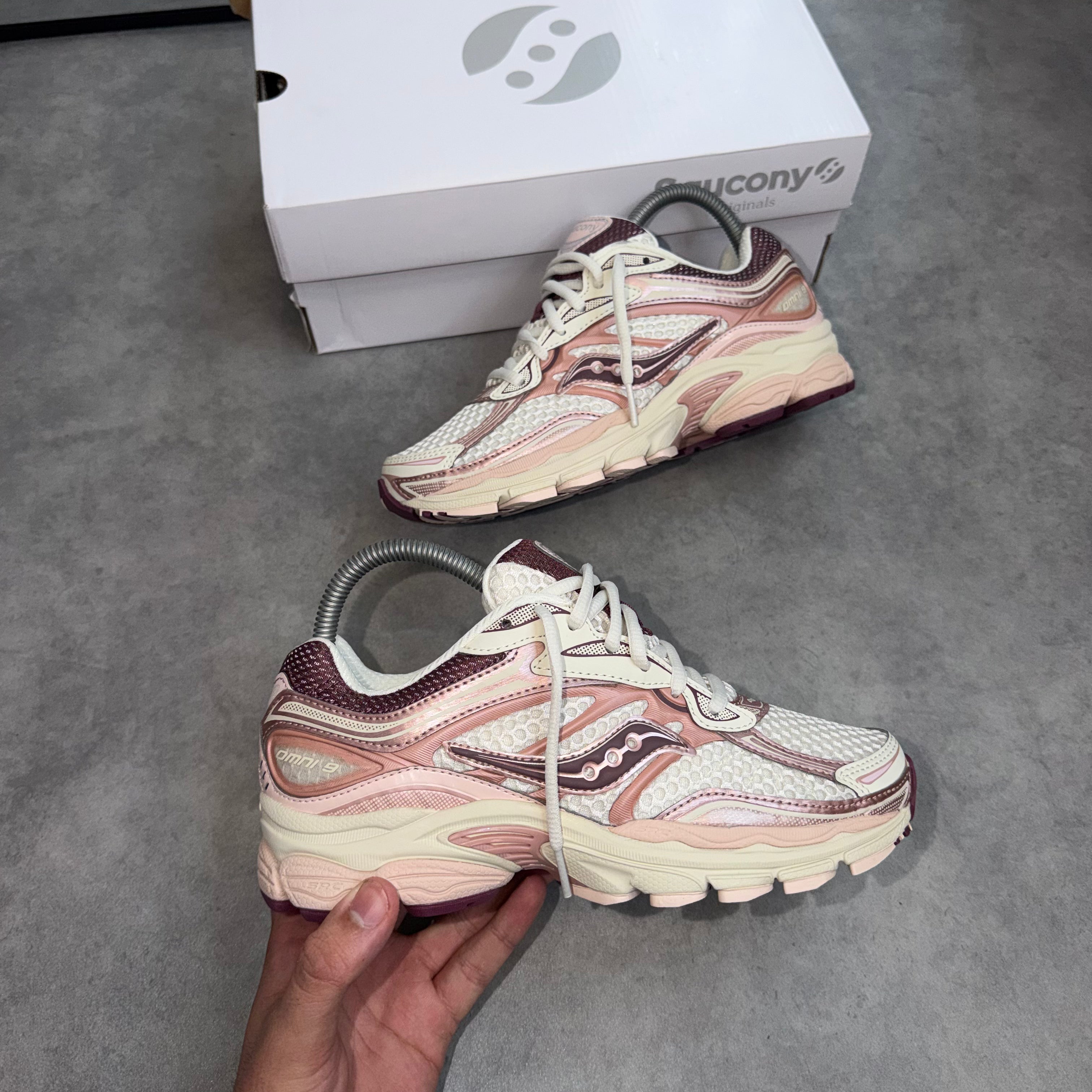 SAUCONY PROGRID OMNI 9 'IVORY PEONY'