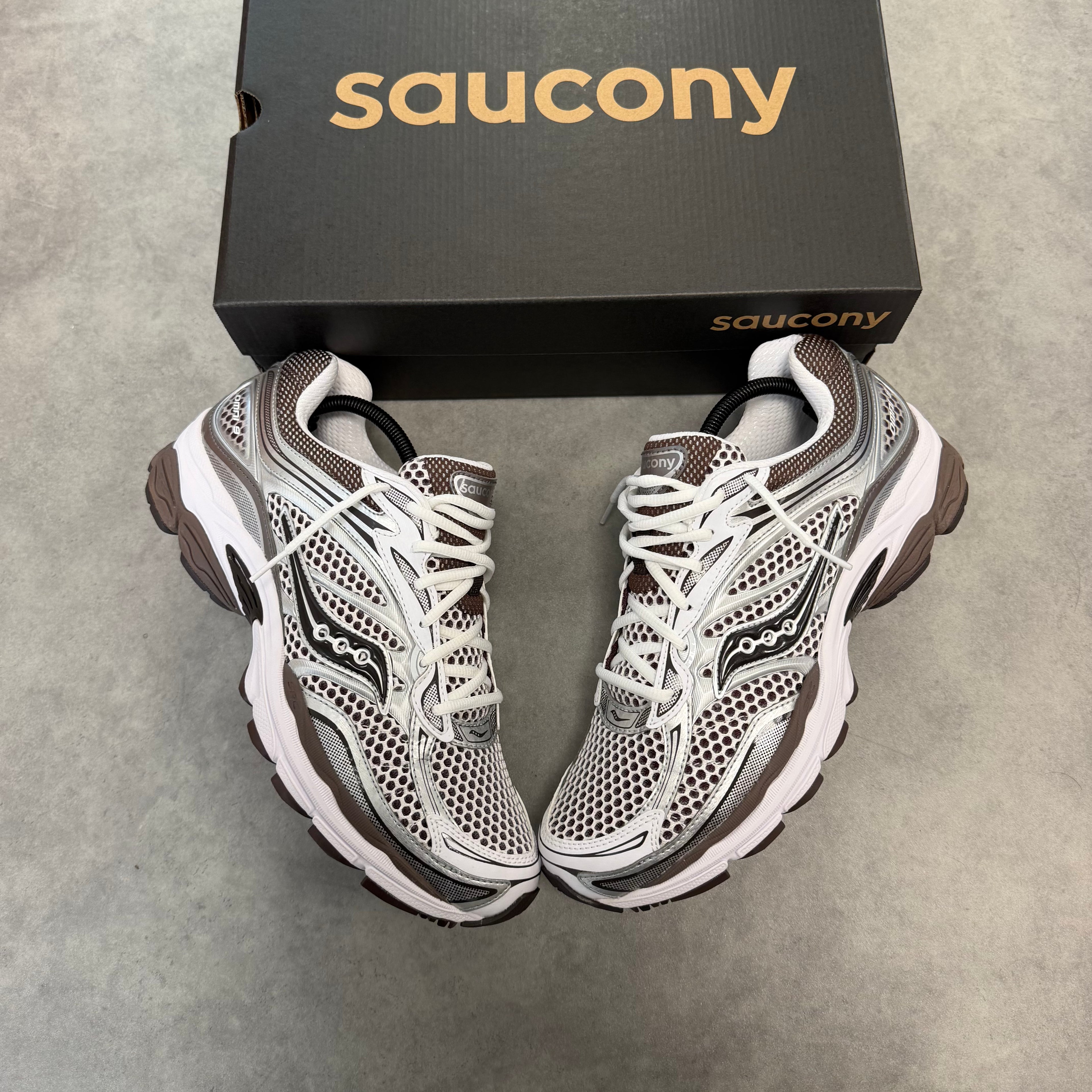 SAUCONY PROGRID OMNI 9 ‘WHITE BROWN’