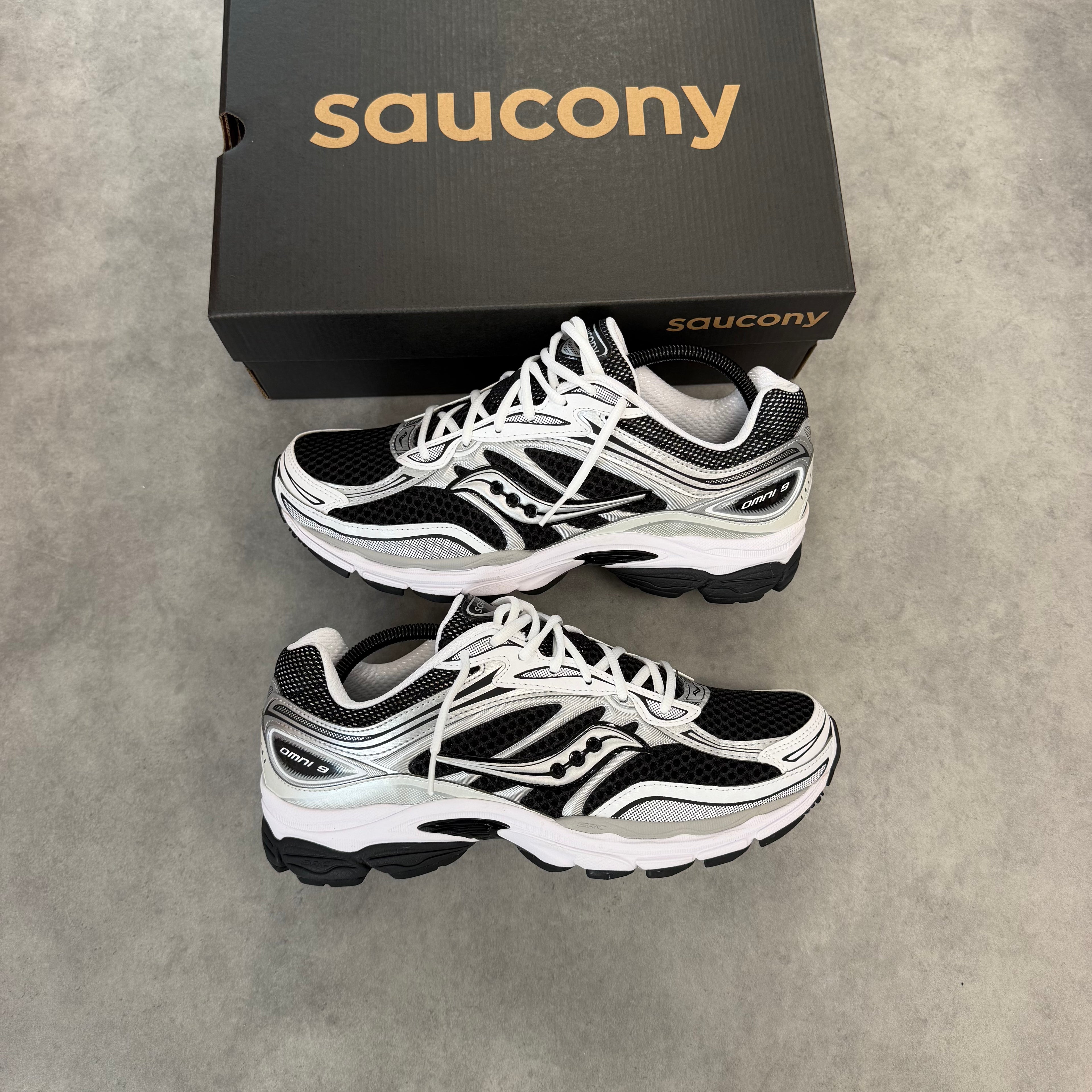 SAUCONY PROGRID OMNI 9 ‘BLACK WHITE’